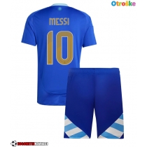 Otroške Nogometnih dresov Argentina Lionel Messi #10 Gostujoči Copa America 2024 Kratki rokavi (+ hlače)